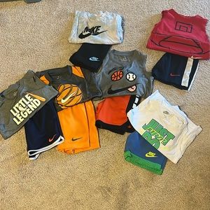 6 little boy Nike sets, size 4